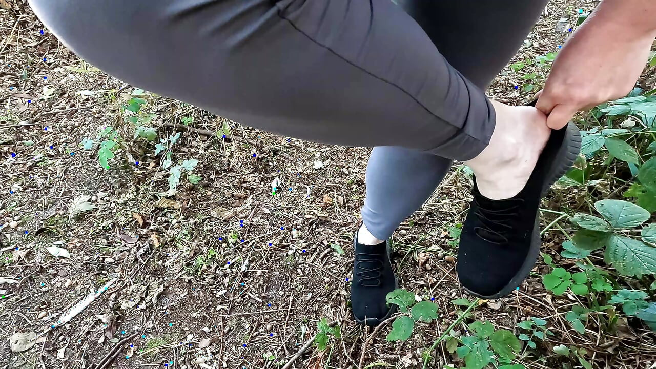 Helemaal naakt in het veld haar borsten beukend