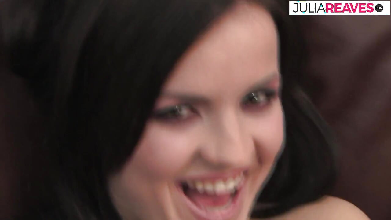 Hete tiener neukt haar strakke kut met een dikke dildo