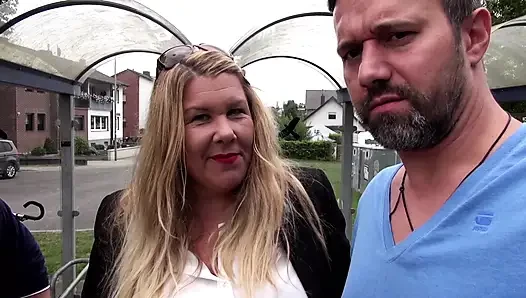 Schöne MILF mit dicken möpsen wird im freien und im auto gefickt