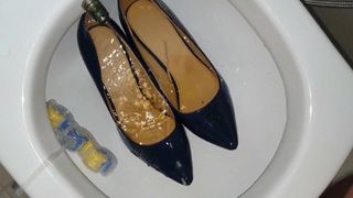 Писсинг в синие туфли на шпильке, купленные у сотрудника банка