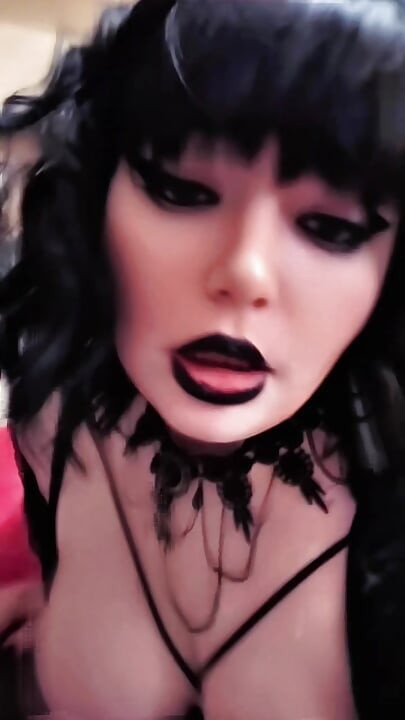 Gotik iri güzel kadının büyük zenci yarağının üremeye ihtiyacı var