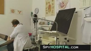 Oude dokter opent poesje van magere roodharige spionnencamera