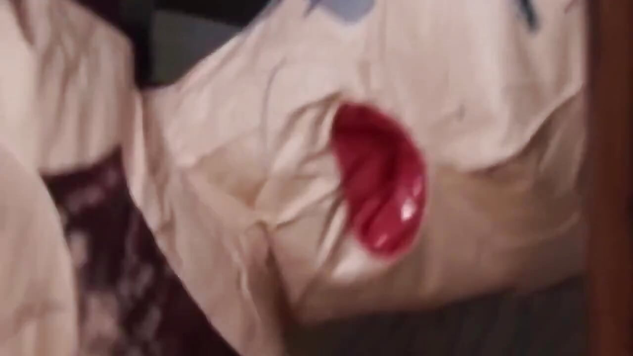 Matură sexy blondă matură își udă pizda în spermă