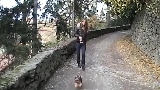 Cewek eropa yang manis nyepong kontol di luar ruangan sebelum ngentot di rumah