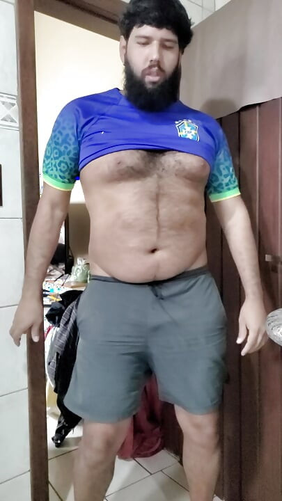 배꼽 슬로우 모션을 재생합니다. 배꼽