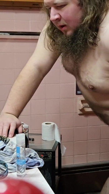 来自的惊心动魄时刻 "胖乎乎的业余爱好者把它扔回假阳具上"