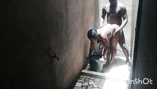 Istri sahabatku meneleponku di kamar mandi saat dia mencuci bagian pribadinya. Aku tidak bisa menolak godaan itu.