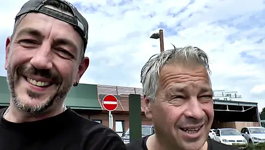 Büyük götlü esmer göğüslerine güzel büyük sıcak döl alıyor