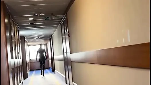 Bayan Eve otelde dinleniyor