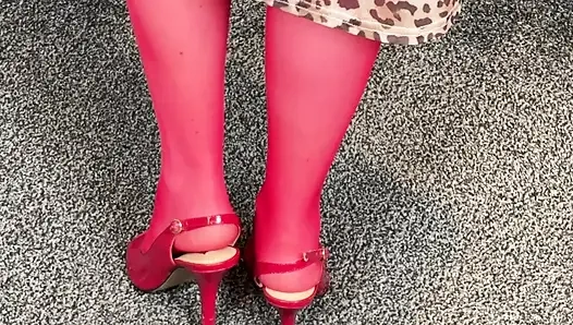 #372 Миссис Зрелая ступнями в своем отеле раздевается для тебя