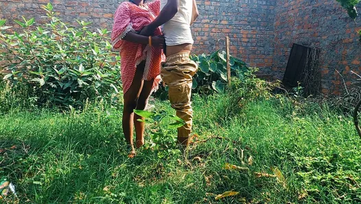 Une demi-sœur indienne se fait baiser par son demi-frère desi, vidéo réelle de chudai en plein air