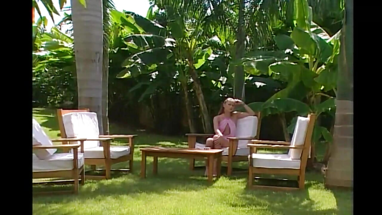 Si jalang panas menghisap zakar keras yang besar dan dikongkek dalam video lucah vintaj Itali