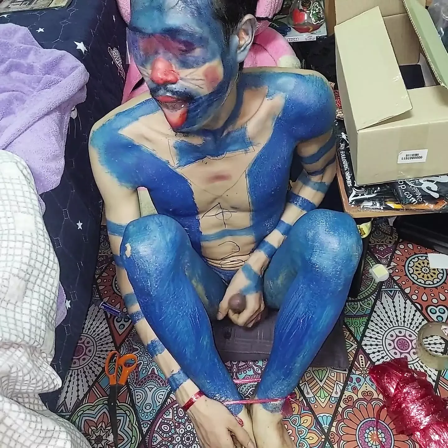 Si masturba in un abito dipinto