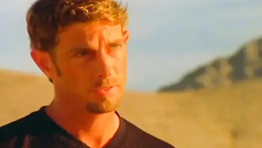 Pissendes durchnässtes blondes schätzchen kniet für desert Golden Shower