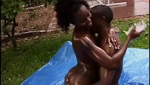 Cewek ebony dan pejantan hitam melakukan sesi bercinta licin di rumput