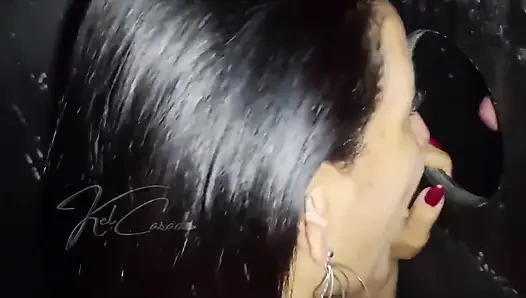 Ich liebe es, typen für mich am Gloryhole hart zum kommen zu bringen.