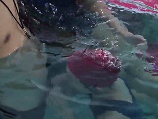 Des lycéennes japonaises font une pipe sous l'eau à un entraîneur de natation