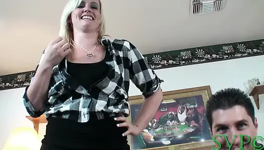 Schöne ex-marine macht ihr erstes porno-video
