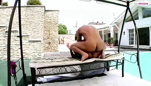Sıkı göt büyük bir yarakla dolduğunda ateşli kız inliyor