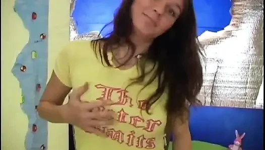 Lezbiyen arkadaşlar salatalık ile oynuyor