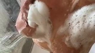 Milf con tette enormi sotto la doccia