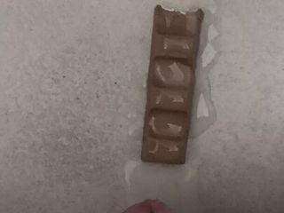 Éjacule sur une barre de chocolat