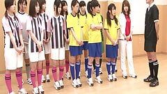 코치의 말을 듣고 배우는 일본 여자 팀