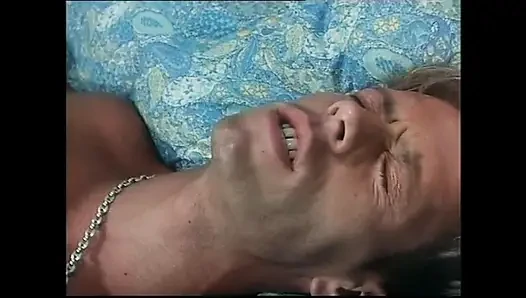 Dua pantat bahenol tante seksi ini dientot habis-habisan sama kontol raksasa rocco