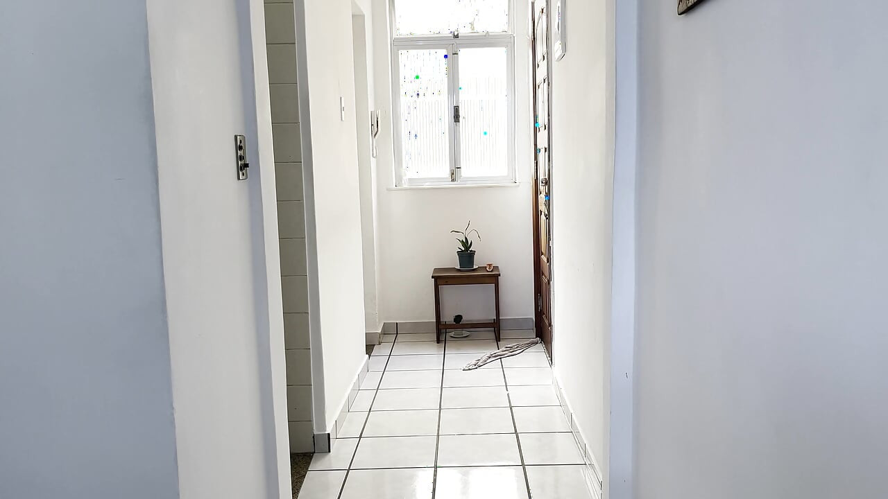 技術者がインターホンを直しに来た...そして仕事の途中で私とセックスすることになった