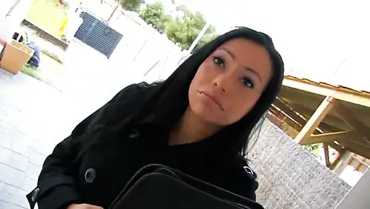 Azgın hatun götten son derece sikiliyor, bundan hoşlanıyor