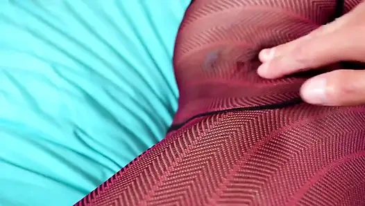 İnanılmaz derecede seksi esmer kadın orgazm ve boşalma için transparan taytla harika bir elle muamele ve sakso çekiyor