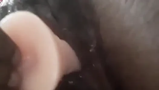 Aku lagi asik ngentot memek hitamku habis-habisan sama didlo cowok kulit putih - close up