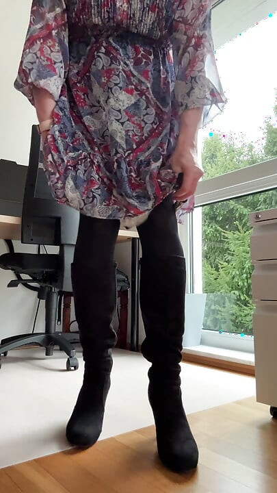 Mavi elbiseli, tıkaçlı, kasıksız tayt ve yüksek topuklu ayakkabılar