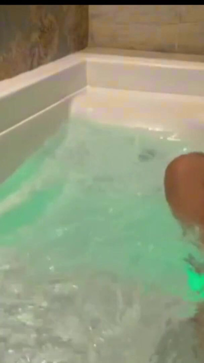 Lesbijki jęczy i przyjemność w basenie palce przesuwne w mokrym bikini | Klip 1