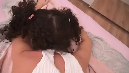 Stieftochter Wimmert Und Stöhnt, Während Sie Im Doggy-style Gefickt Wird