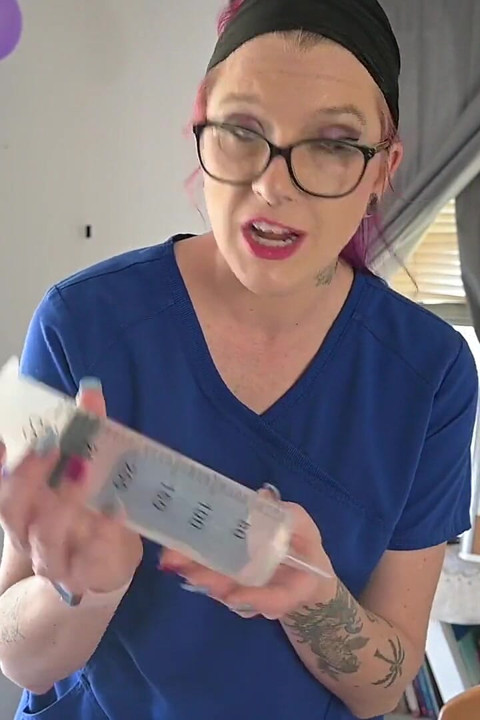 L’infirmière Ellie on : sexe anal sécuritaire