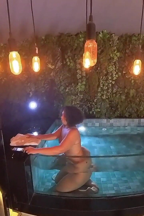 Extra Scene in the Mini Pool with My Big-bootied Friend