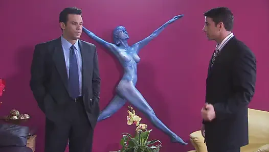 Çarpıcı esmer sert bir yarak için bacaklarını açıyor