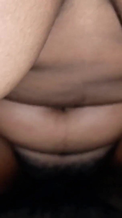 Eu levo Bhabhi para o quarto, remover e f ela, em seguida, remover seu sutiã e chupar seus peitos, esfregar seus mamilos, em seguida, lamber sua buceta, lamber | Clipe 2