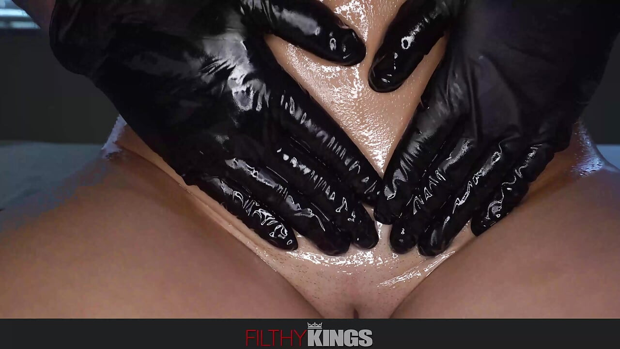 MASAJ PERVERS - fată drăguță latino obraznică VALENTINA DOLCE are parte de uleios