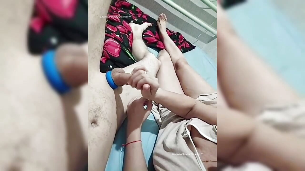 Manipulare senzuală și blândă a unei pule. O mamă sexy știe să se masturbeze! Începe...