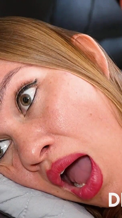 リル・ティミーが継娘の隣で休みながら私を抱く | クリップ 2