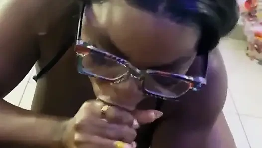 Blowjob yang kuberikan pada pacarku yang mengubah memekku,