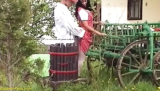 Adik tiri difisting kasar di luar ruangan