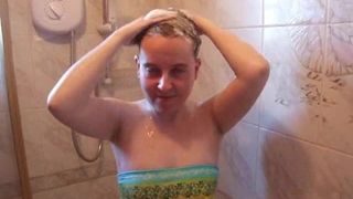 Haar wassen in badpak