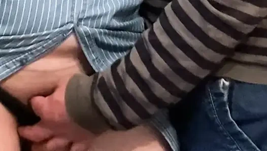 Die klebrigen finger eines zufälligen fremden unter dem kleid