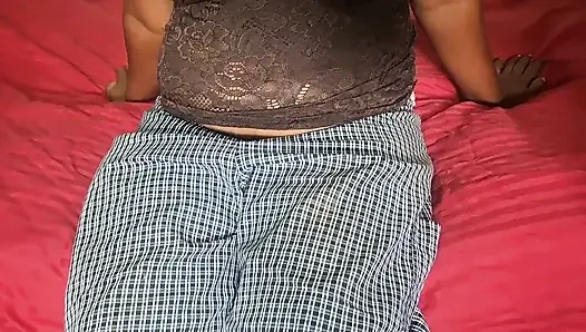 Temizlikçi kadın azgın bayan yatak odasında çok seksi