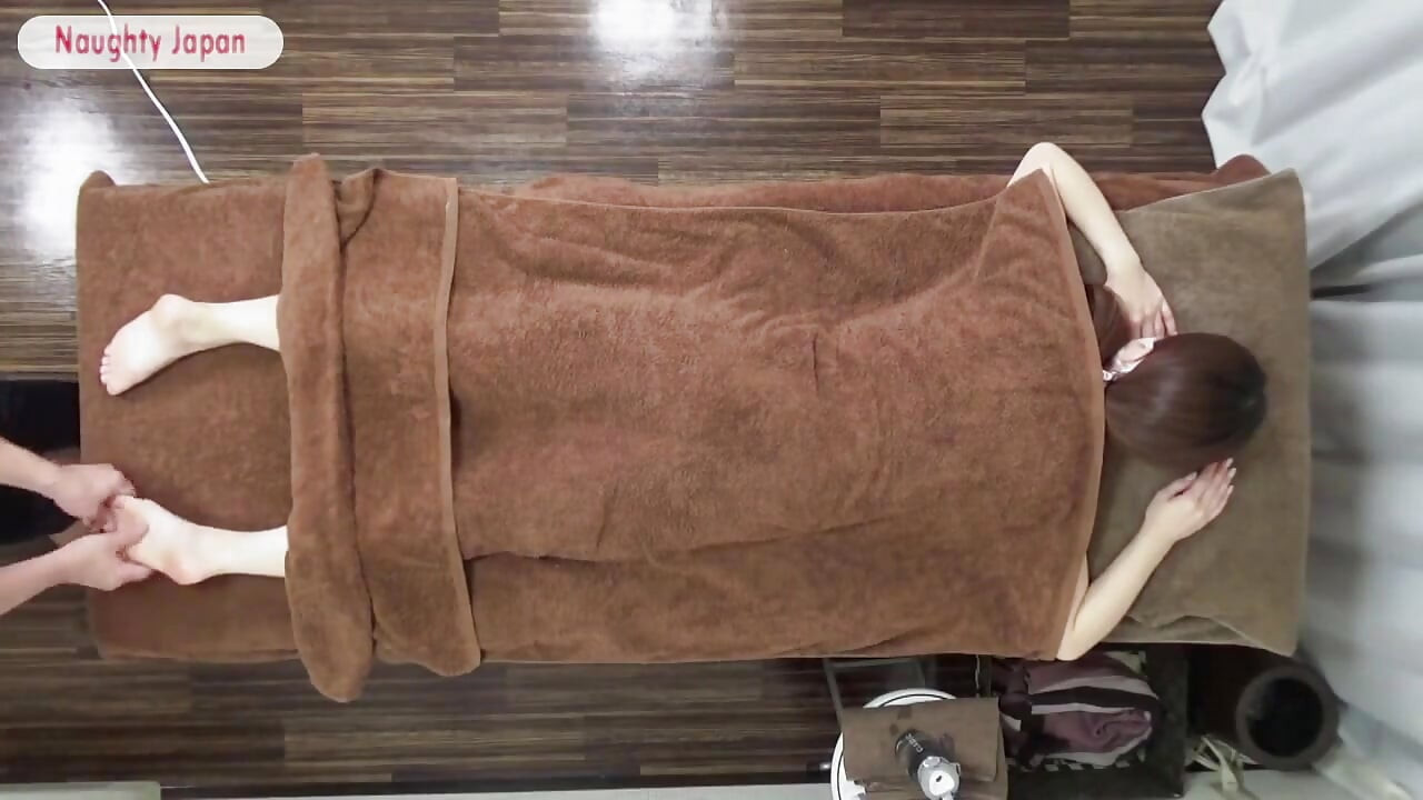 Vermoeide alleenstaande moeder zoekt een sterke, kalmerende massage om het gewicht van haar lange dagen weg te smelten - deel 1