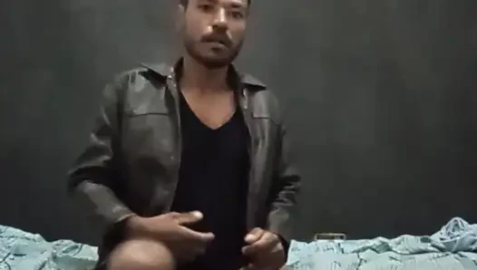 Koyu saçlı pauzudo mastürbasyon yapıyor