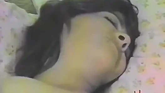 Трахает себя ее игрушками в любительском видео